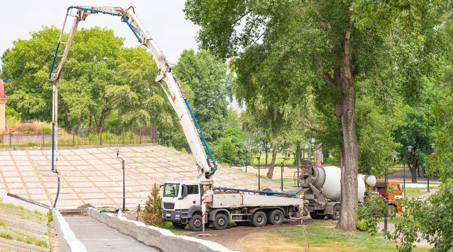 concrete pump operating